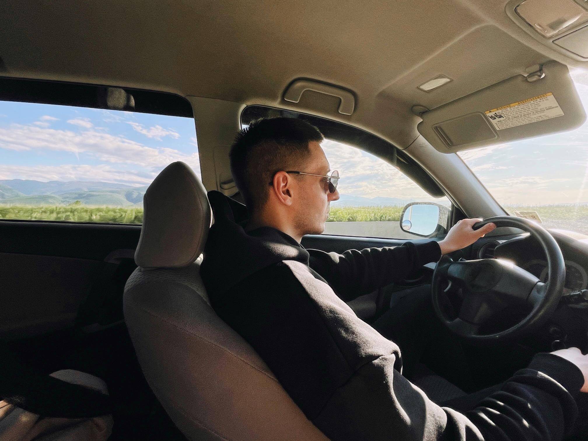 Read more about the article Navigating The City In Grandeur: A Limousine Tour Of Local Hotspots